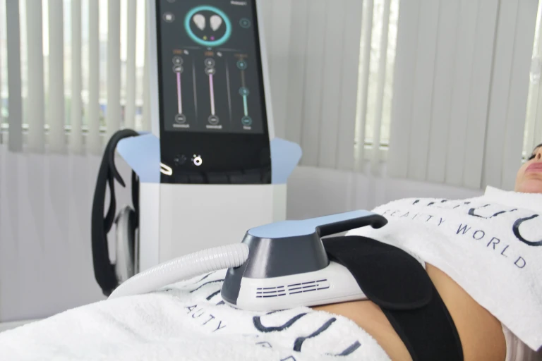 Emslim uygulaması elektromanyetik etkili bir uygulamadır, Emslim uygulaması 30 dakika sürer ve spor yaparak 20 bin mekik çekmeye denk gelen bir elektromanyetik etki sağlar.